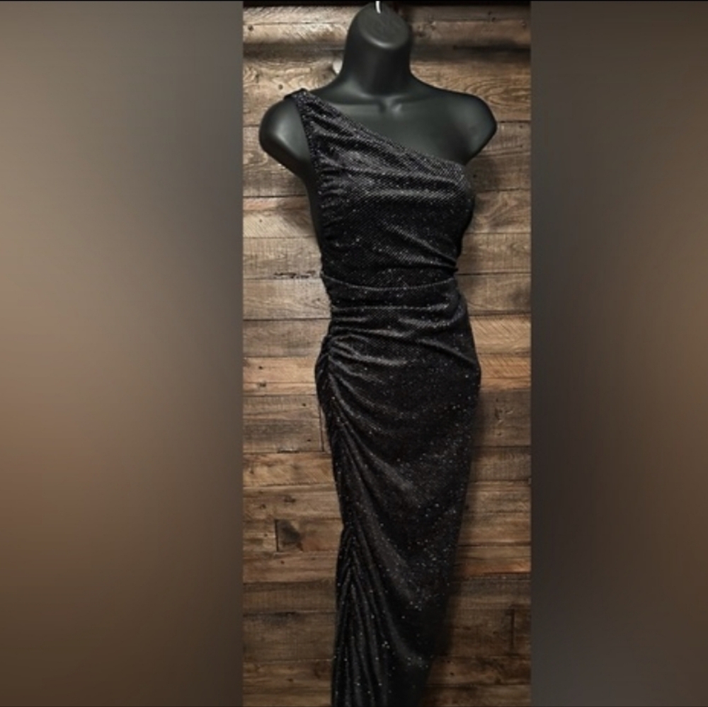 NWT! Elegant One-Shoulder BLACK AND SILVER SPARKLE Dress - Picture 4 of 10